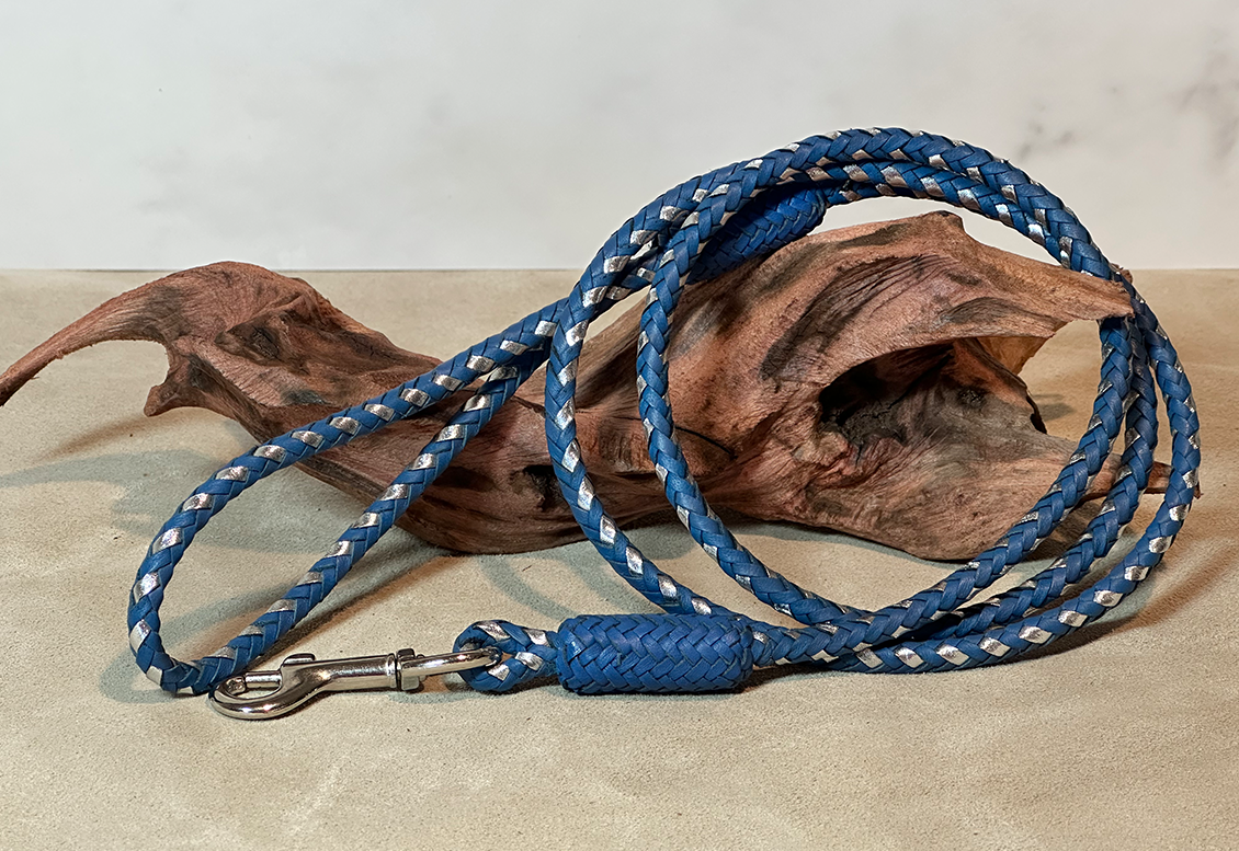  8 strand jacaranda blue and silver kangaroo lead with a pineapple button on each end. 